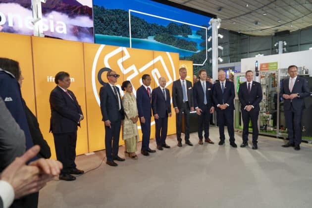 Eröffnungsrundgang auf der HANNOVER MESSE 2023 von Bundeskanzler Olaf Scholz und S. E. Joko Widodo, Präsident der Republik Indonesien am 17.April 2023 © Ulrich Stamm