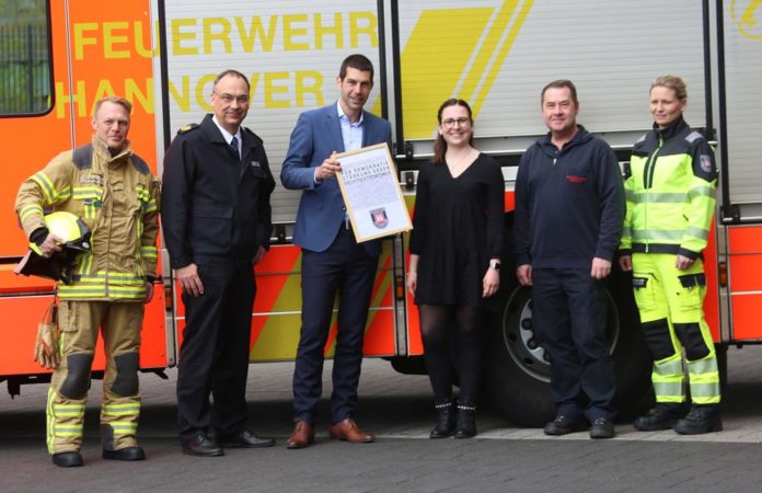 Stefan Klösel (Einsatzkraft), Christoph Bahlmann (Chef der Feuerwehr Hannover), Dr Axel von Ohe (Erster Stadtrat und Feuerwehrdezernent), Gina- Mari Nowak (Leitung der Ansprechstelle für Demokratiestärkung und gegen Rechtsextremismus), Mario Kraatz (Vorsitzender des örtlichen Personalrates), Wibke Henke-Kreie (Einsatzkraft). © Feuerwehr Hannover