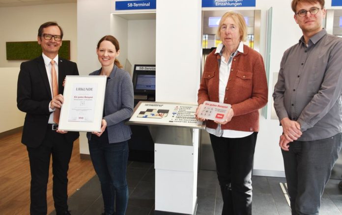 v.l. Filialdirektor Harald Matzke freut sich über die Urkunde und Plakette vom SoVD, die von Kathrin Schrader, Ingeborg Saffe und Niko Leser überreicht werden © Hannoversche Volksbank / Matthias Mollenhauer