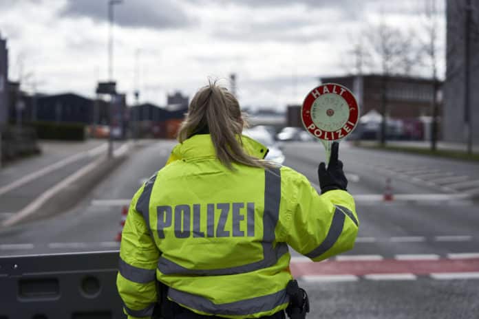 Polizistin mit Haltekelle “ Halt Polizei !! © Ulrich Stamm