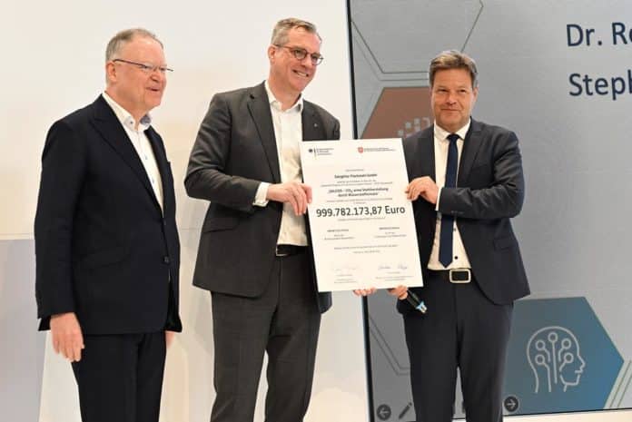 Bundeswirtschafts- und Klimaschutzminister Robert Habeck über gibt Förderbescheid auf der HANNOVER MESSE 2023 © Matthias Falk