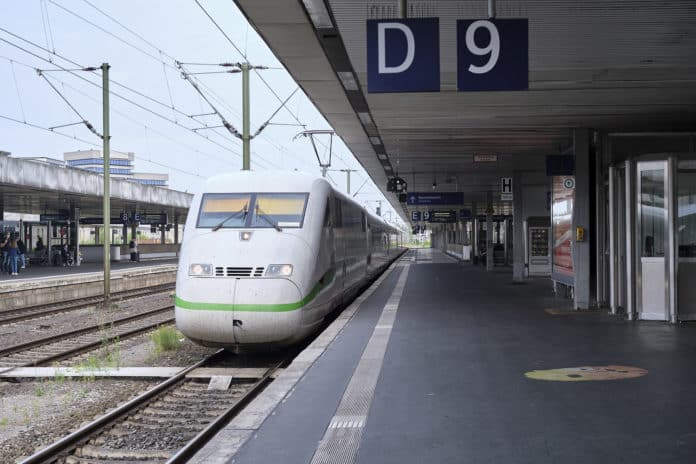 Einfahrender Zug am Bahnhof © Ulrich Stamm