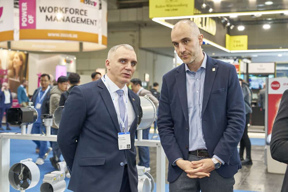 v.l. Bürgermeister Oleksandr Syenkevych (Mykolaiw, Ukraine), Oberbürgermeister Belit Onay auf der HANNOVER MESSE 2023 © Ulrich Stamm

