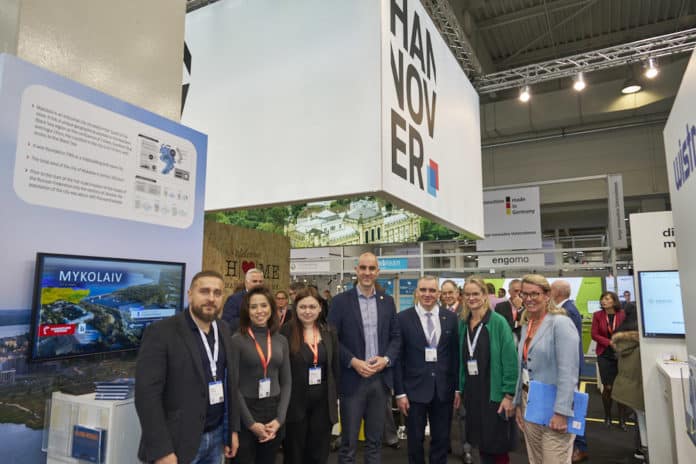 Rundgang auf der Hannover Messe: Hannovers Oberbürgermeister Belit Onay (M.), Mykolajiws Bürgermeister Oleksandr Syenkevych (3.v.r.) sowie Doris Petersen (r.), Geschäftführerin hannoverimpuls, und die EU-Abgeordnete Viola von Cramon-Taubadel (2.v.r.) © Ulrich Stamm