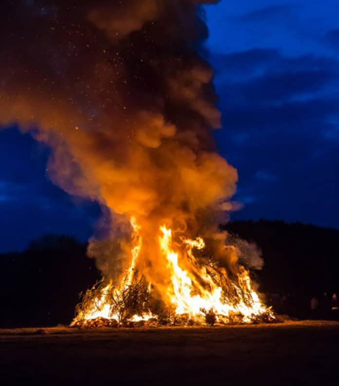 Osterfeuer © Ulrich Stamm