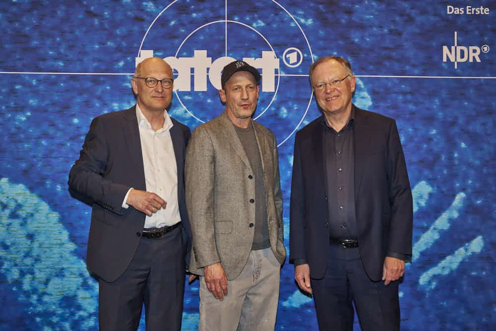 v.l. NDR Intendant Joachim Knuth, Wotan Wile Möhring und der Niedersächsiche Ministerpräsident Stephan Weil zur Tatort-Preview "Verborgen" im Astor Grand Cinema Hannover am 13.April 2023