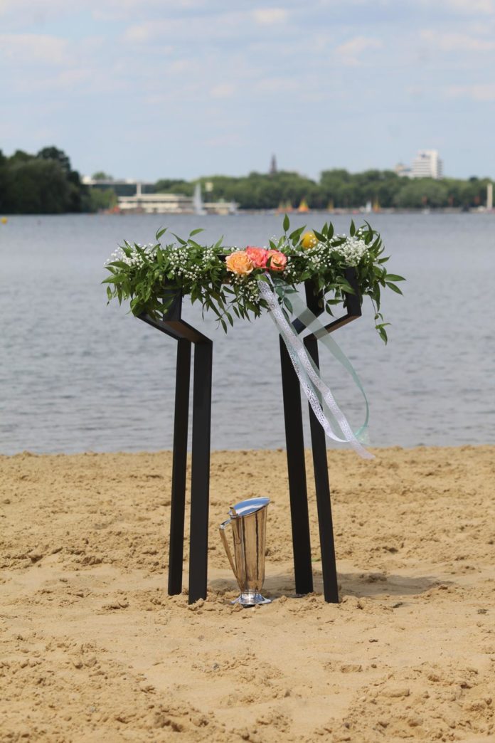 Im vergangenen Jahr haben die Kirchengemeinden im Süden Hannovers bei strahlendem Sonnenschein ein Tauffest im Strandbad am Maschsee gefeiert. Es wurden 20 Kinder an Taufstationen und sogar im Maschsee von den Pastorinnen und Pastoren getauft. © Stephan Lackner