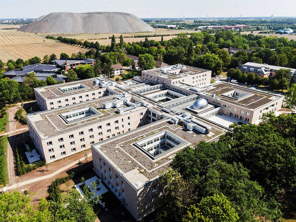 Das neue Wahrendorff Klinikum aus der Luftperspektive: Fünf Kuben sind durch einen ringförmigen Loop miteinander verbunden und bieten weite Blicke ins Grüne © Wahrendorff