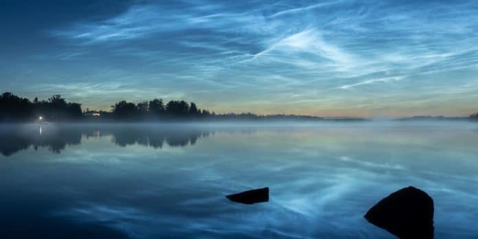 Bei Leuchtenden Nachtwolken handelt es sich um Eiswolkenschleier in rund 80 Kilometern Höhe. Im Gegensatz zu Wolken in tieferen Luftschichten werden die Eiskristalle weiter oben nachts noch von der Sonne angestrahlt. © Shutterstock