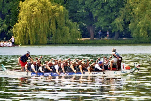 Drachenbootrennen auf dem Maschsee in Hannover beim Drachenbootfestival 2023 © Ulrich Stamm