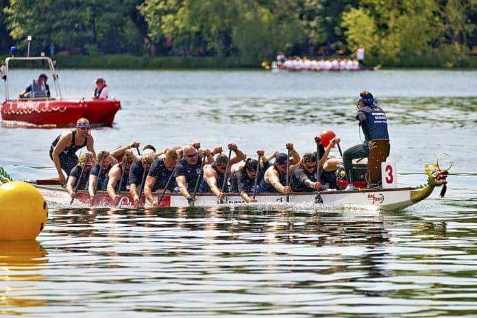 Drachenbootrennen auf dem Maschsee in Hannover beim Drachenbootfestival 2023 © Ulrich Stamm