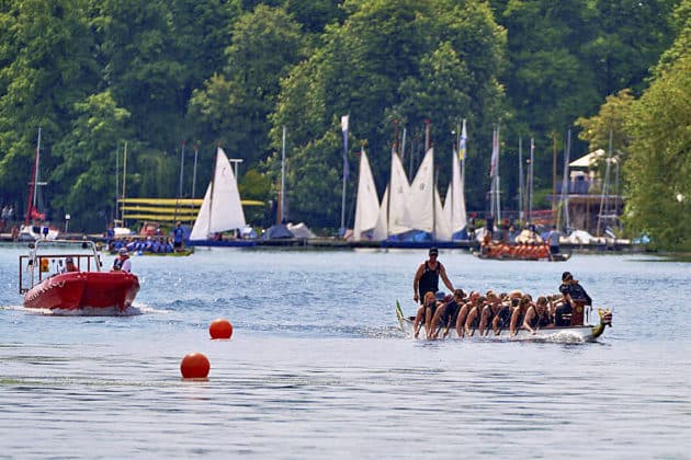 Drachenbootrennen auf dem Maschsee in Hannover beim Drachenbootfestival 2023 © Ulrich Stamm