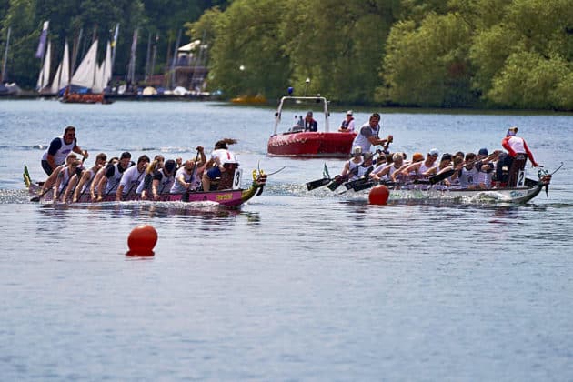 Drachenbootrennen auf dem Maschsee in Hannover beim Drachenbootfestival 2023 © Ulrich Stamm