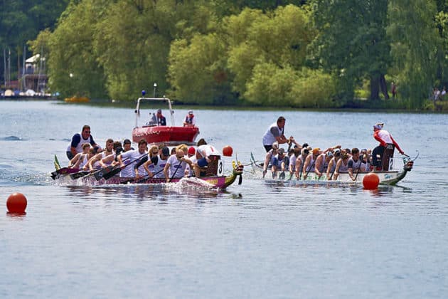 Drachenbootrennen auf dem Maschsee in Hannover beim Drachenbootfestival 2023 © Ulrich Stamm