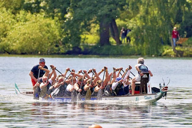 Drachenbootrennen auf dem Maschsee in Hannover beim Drachenbootfestival 2023 © Ulrich Stamm