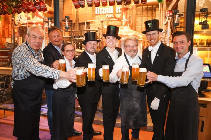 v.l. Paul-Eric Stolle, Bernd Rödel, Konstanze Beckedorf, Christian Dittert, Vanessa Smorra, Thomas Hermann, Sebastian Witte, Phillipp Aulich beim Einbrauen des Hanöversch Festbier im Brauhaus © Rainer Dröse