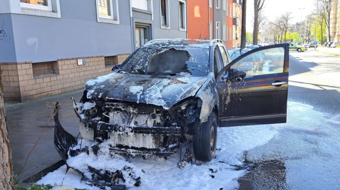 PKW Brand in der Bismarckstraße in Hildesheim © Polizei Hildesheim