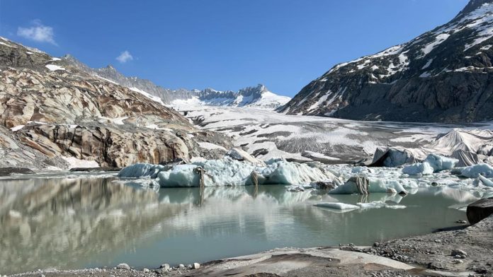 Der Rhonegletscher im Schweizer Kanton Wallis ist im Zungenbereich bereits schneefrei. © Shutterstock