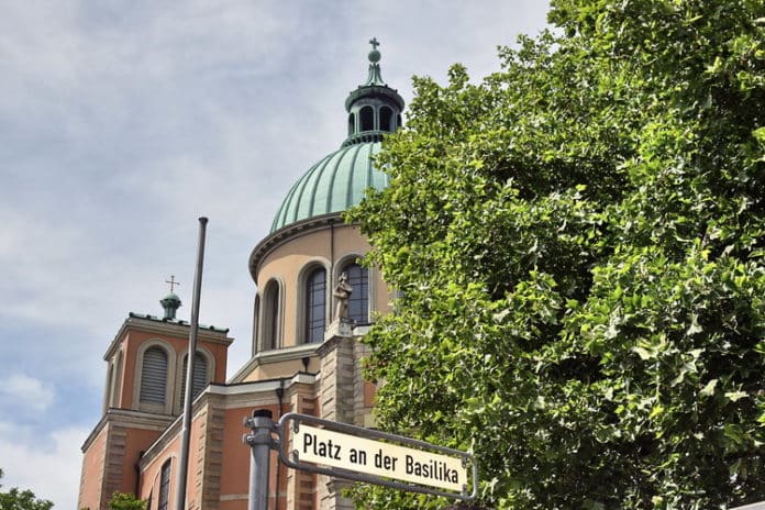 Sommernächte mit Open-Air-Kino vor der Basilika St. Clemens