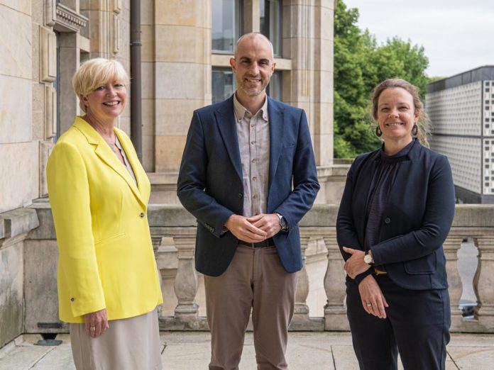 Auf dem Rathausbalkon in Hannover: v.l. Susanne Blasberg-Bense, Oberbürgermeister Belit Onay und Eva Bender © LHH/Krämer