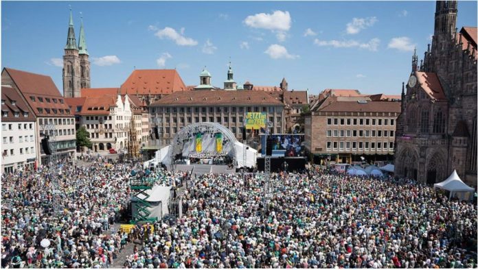 Schlussgottesdienst des Evangelischen Kirchentages auf dem Hauptmarkt in Nürnberg © Kirchentag / T.Hartmann