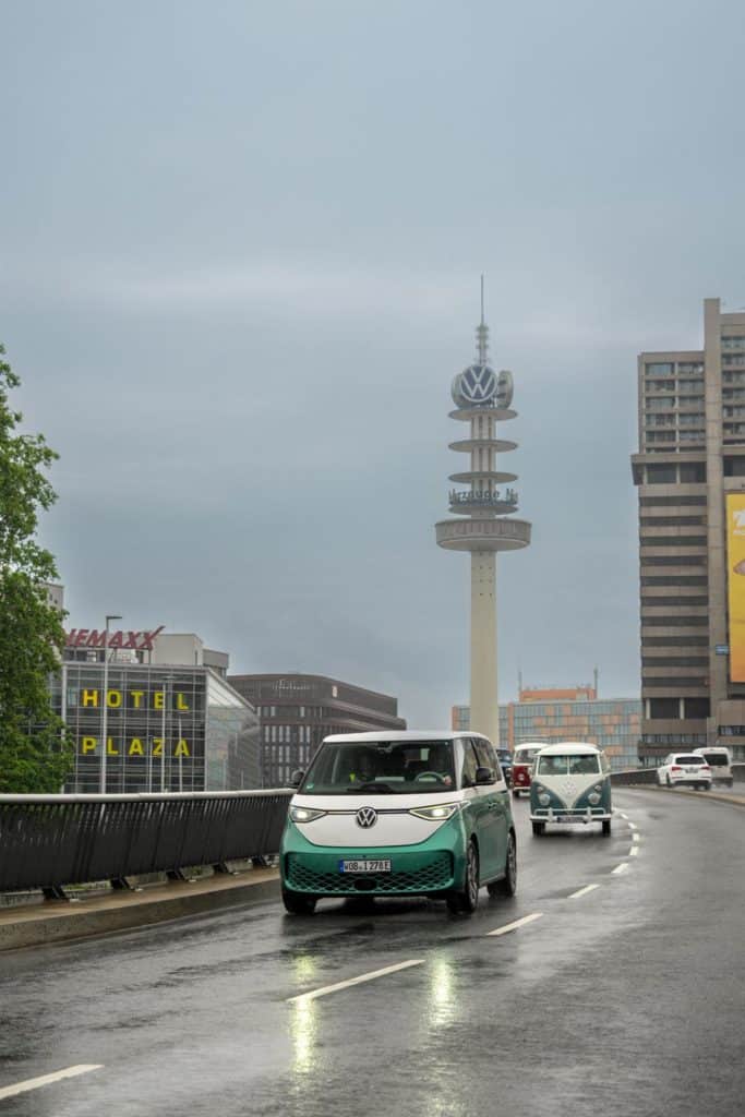 Jung und Alt gemeinsam: Ein Konvoi aus 75 aktuellen und historischen Fahrzeugen brachte das Bulli-Feeling in das (noch) verregnete Hannover. © VWN / Knoth