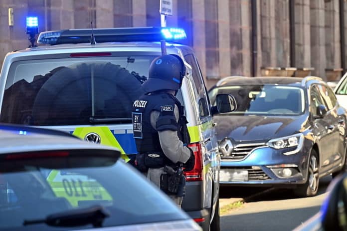 Wegen eines heftigen Ehestreits kam es zu einem größeren Polizeieinsatz in der Adam-Kraft-Straße