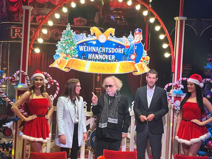 Roncalli Weihnachtsdorf , v.l. Dorothea Flach – Deutsche Bahn Bernhard Paul – Gründer und Impresario Cirkus-Theater Roncalli Dr. Axel von der Ohe – 1. Stadtrat Hannover © DaCapo
