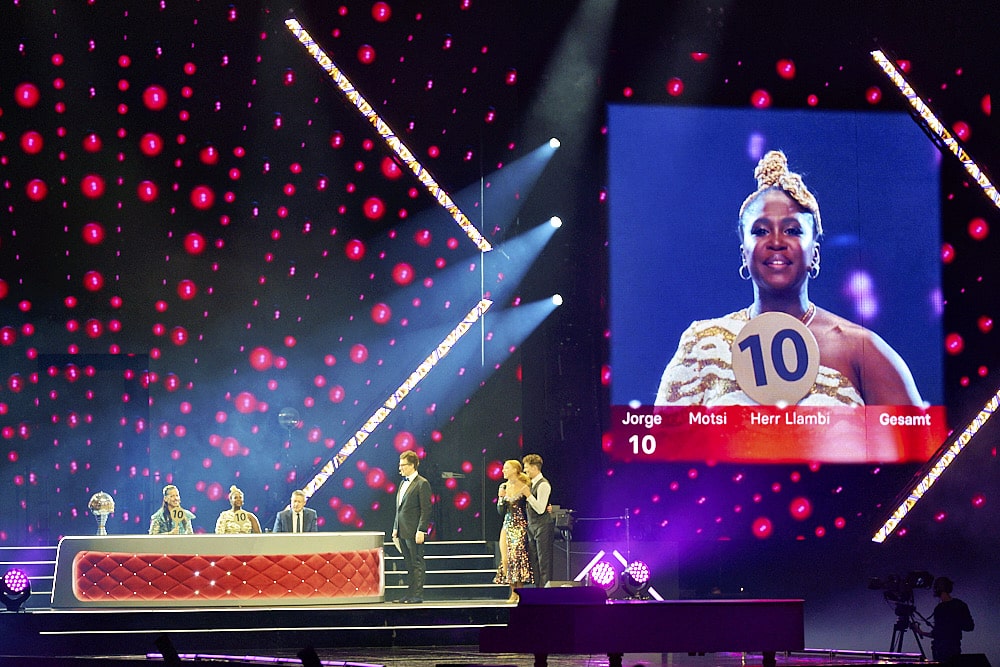 Motsi Mabuse bei Let's Dance 2023 in der ausverkauften ZAG Arena in Hannover am 01.12.2023 © Ulrich Stamm