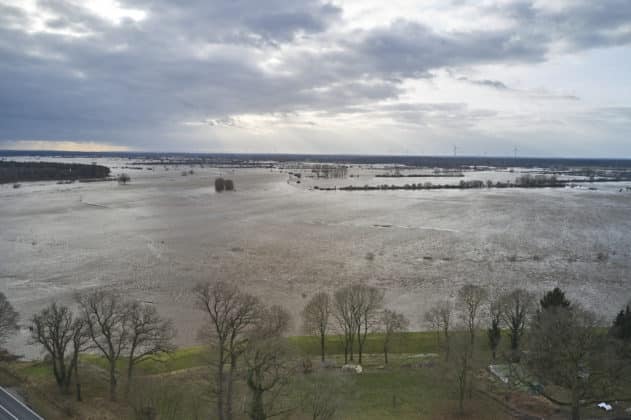 Ministerpräsident Stephan Weil informiert sich zum Hochwasser und Überschwemmungen der Aller in der Region Heidekreis nach tagelangen starken Regenfällen - in Hodenhagen © Ulrich Stamm