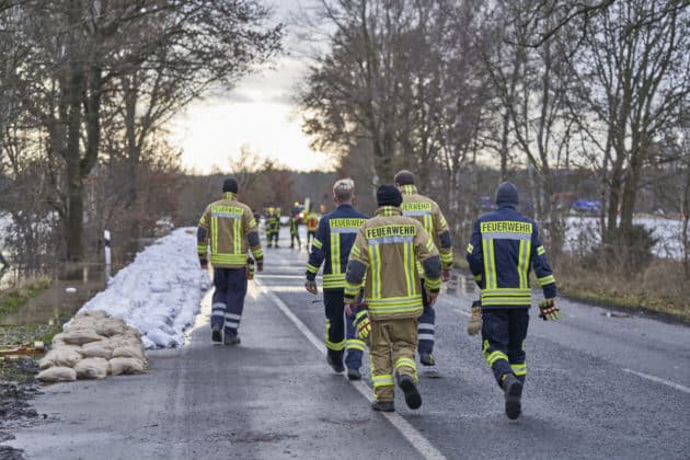 Ministerpräsident Stephan Weil informiert sich zum Hochwasser und Überschwemmungen der Aller in der Region Heidekreis nach tagelangen starken Regenfällen - in Hodenhagen © Ulrich Stamm