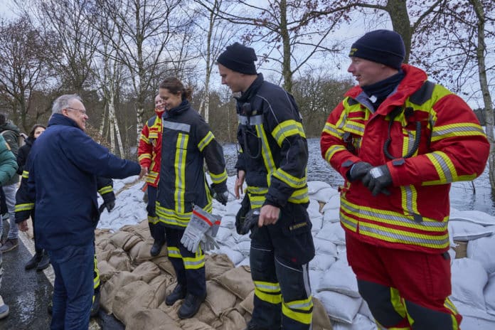 Ministerpräsident Stephan Weil informiert sich zum Hochwasser und Überschwemmungen der Aller in der Region Heidekreis nach tagelangen starken Regenfällen - in Hodenhagen © Ulrich Stamm
