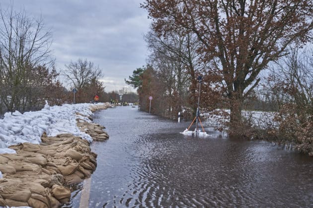 Ministerpräsident Stephan Weil informiert sich zum Hochwasser und Überschwemmungen der Aller in der Region Heidekreis nach tagelangen starken Regenfällen - in Hodenhagen © Ulrich Stamm