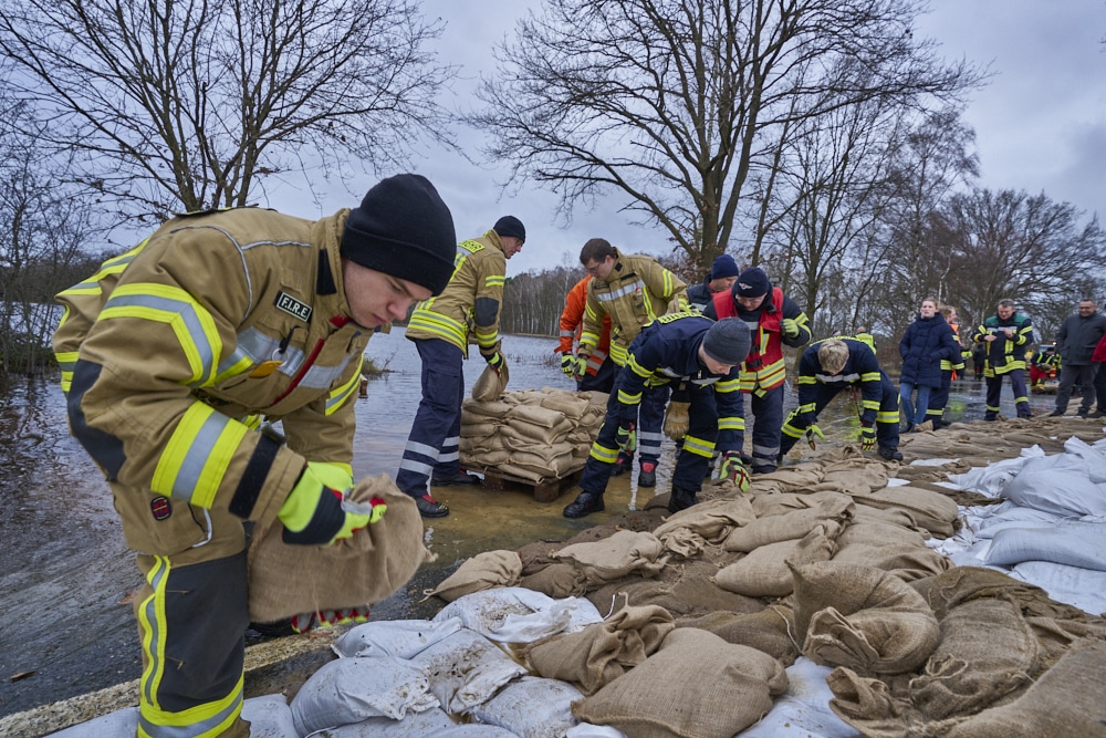 Ministerpräsident Stephan Weil informiert sich zum Hochwasser und Überschwemmungen der Aller in der Region Heidekreis nach tagelangen starken Regenfällen - in Hodenhagen © Ulrich Stamm