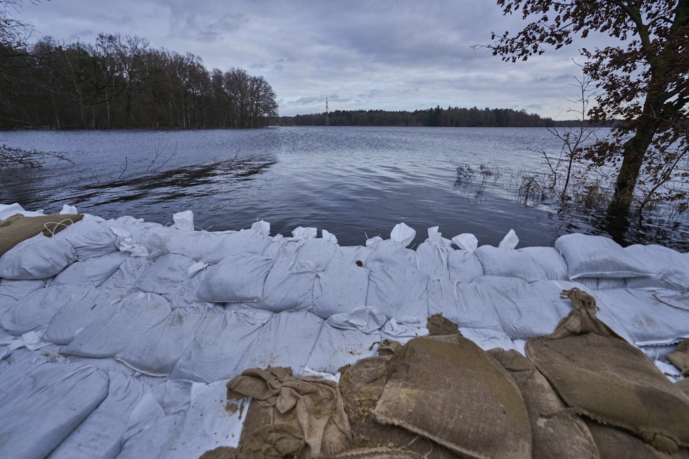 Ministerpräsident Stephan Weil informiert sich zum Hochwasser und Überschwemmungen der Aller in der Region Heidekreis nach tagelangen starken Regenfällen - in Hodenhagen © Ulrich Stamm