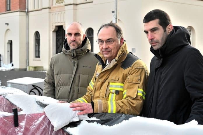 Informationsrundfahrt zum Thema Hochwasser – vor der Wasserkunst vl.: Oberbürgermeister Belit Onay, Ltd. Branddirektor Christoph Bahlmann und Ordnungsdezernent Dr. Axel von der Ohe