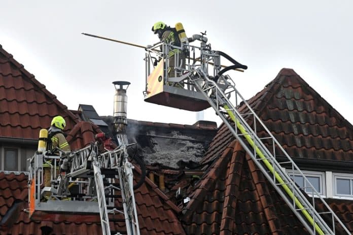 Brand in einer Dachgeschosswohnung in Linden-Nord - Feuer greift auf Dachisolierung über