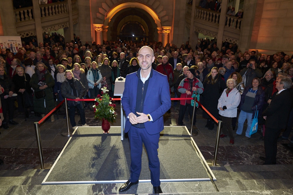 Oberbürgermeister Belit Onay beim Die Band AMINA - Neujahresempfang 2024 im Neuen Rathaus Hannover am 08.01.2024 © Ulrich Stamm