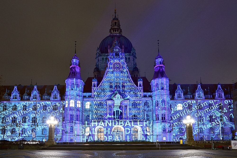 Neues Rathaus Hannover wird anlässlich Handball-Turniers illuminiert © Ulrich Stamm