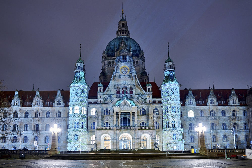 Neues Rathaus Hannover wird anlässlich Handball-Turniers illuminiert © Ulrich Stamm