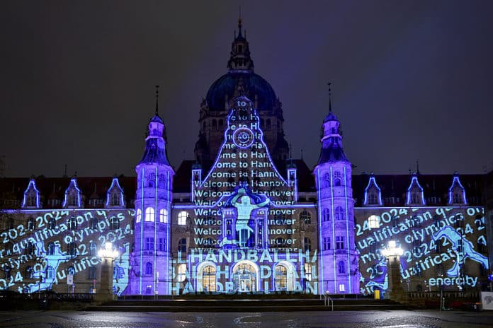 Neues Rathaus Hannover wird anlässlich Handball-Turniers illuminiert © Ulrich Stamm