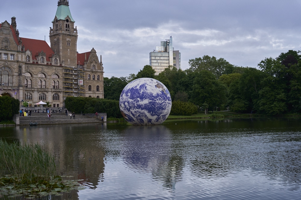 Deutschlandpremiere der Kunstinstallation Floating Earth von Luke Jerram am Neuen Rathaus in Hannover © Ulrich Stamm