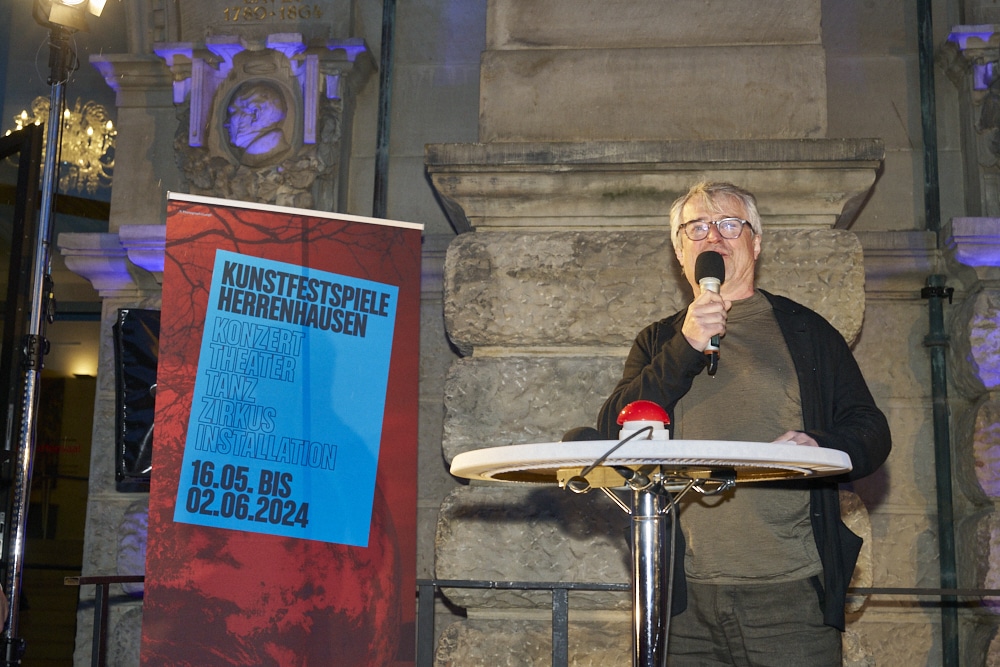 Intendant Ingo Metzmacher bei der Eröffnung der 15.KunstFestSpiele Herrenhausen 2024 - Deutschlandpremiere der Kunstinstallation Floating Earth von Luke Jerram am Neuen Rathaus in Hannover © Ulrich Stamm