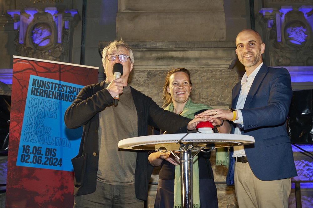 v.l. Intendant Ingo Metzmacher, Kulturdezernentin Eva Benderund Oberbürgermeister Belit Onay bei der Eröffnung der 15.KunstFestSpiele Herrenhausen 2024 - Deutschlandpremiere der Kunstinstallation Floating Earth von Luke Jerram am Neuen Rathaus in Hannover © Ulrich Stamm