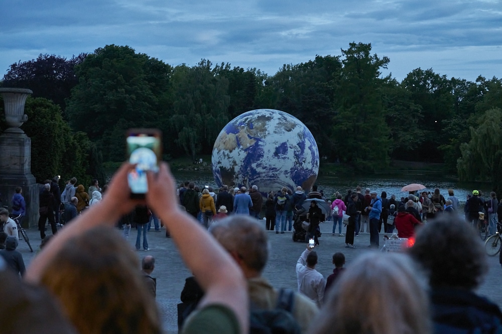 Deutschlandpremiere der Kunstinstallation Floating Earth von Luke Jerram am Neuen Rathaus in Hannover © Ulrich Stamm