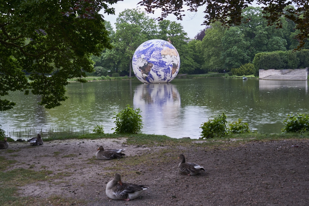 Deutschlandpremiere der Kunstinstallation Floating Earth von Luke Jerram am Neuen Rathaus in Hannover © Ulrich Stamm