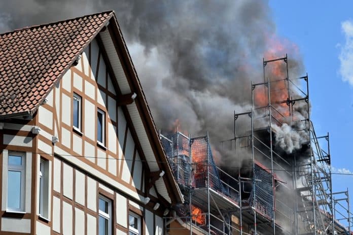 Großeinsatz für die Feuerwehr bei Dachstuhlbrand in der Grabbestraße in Hannover-Vahrenwald