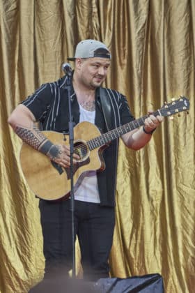 Georg Stengel als Support von Roland Kaiser auf dessen Tournee 50 Jahre - 50 Hits - Die große Tournee zum 50. Bühnenjubiläum - Heinz von Heiden Arena in Hannover / Niedersachsen / Deutschland am 21.06.24 © Ulrich Stamm