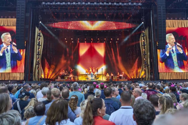 Roland Kaiser mit seiner Tournee 50 Jahre - 50 Hits - Die große Tournee zum 50. Bühnenjubiläum - Heinz von Heiden Arena in Hannover / Niedersachsen / Deutschland am 21.06.24 © Ulrich Stamm