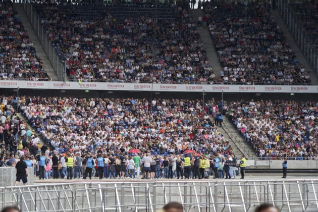 Aufgrund von Unwetterwarnungen wurde der Stadioninnenraum zum Konzert von Roland Kaiser auf dessen Tournee 50 Jahre - 50 Hits - Die große Tournee zum 50. Bühnenjubiläum für ca.45 min evakuiert - Heinz von Heiden Arena in Hannover / Niedersachsen / Deutschland am 21.06.24 © Ùlrich Stamm